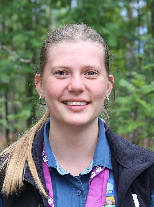 Emma Jakobson är handledare i patrull Doppingen och kommer från Vaggeryd. Maila henne på adress emmaj#skaut.se *.